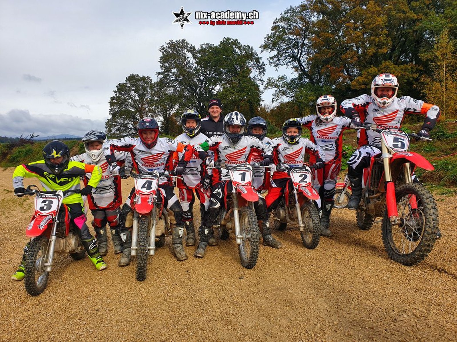 Jugend Motocross: Jugendliche mit Honda Motocross Bikes bei der MX-Academy