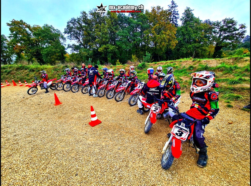 Kinder mit Mini-Motocross-Bikes üben zwischen Pylonen