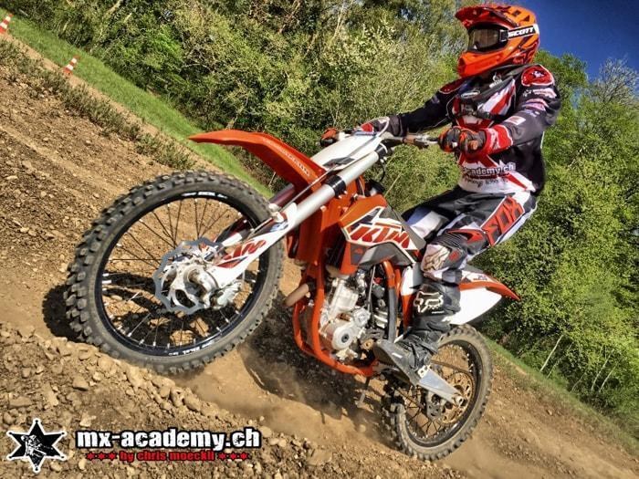 Entraînement motocross avec sa propre moto dans une pente