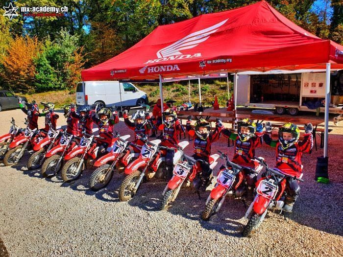 Kinder auf Honda Kinder-Motocross-Bikes vor dem Honda-Zelt