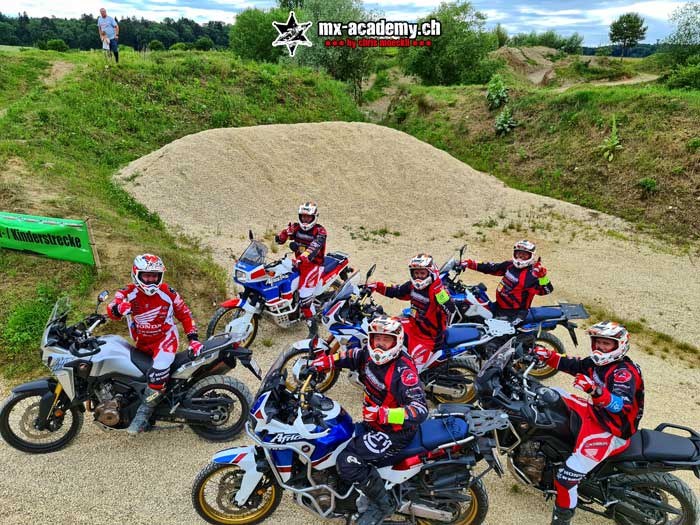 Gruppe mit Reise-Enduros beim Fahrsicherheitstraining
