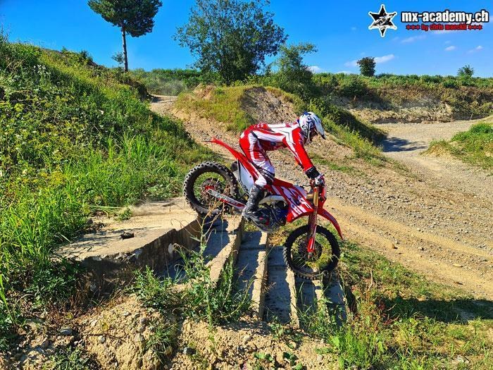 Hard-Enduro-Training: Fahrer fährt eine Treppe hinunter
