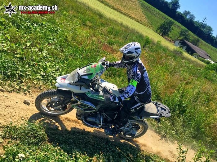 Reise-Enduro im Fahrsicherheitstraining an einem Hang