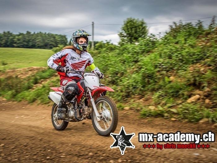 Fahrerin fährt selbstständig Motocross auf der Strecke