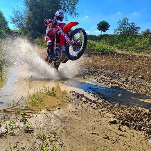 Enduro Training: Bachdurchfahrt mit Wasserfontäne