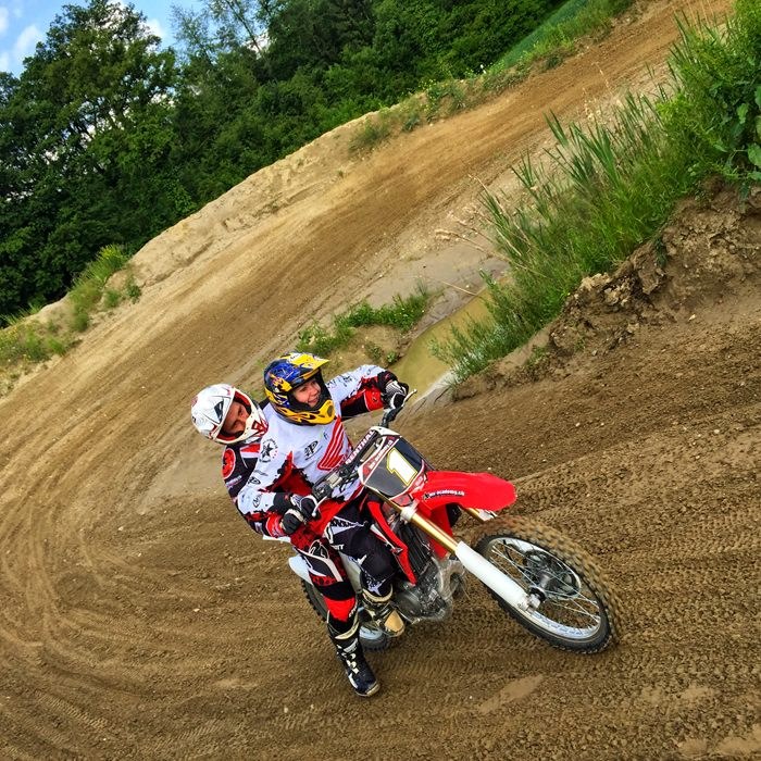 Le coach roule derrière le débutant sur la moto pendant le cours d’initiation