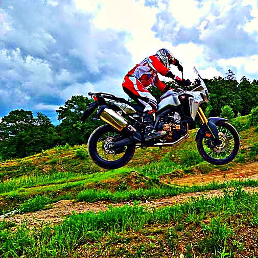 Fahrsicherheitstraining: Honda Africa Twin im Sprung