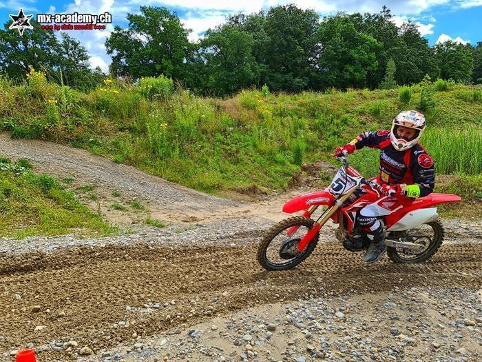 Motorrad-Anfänger auf einer Honda auf der Schotterstrecke