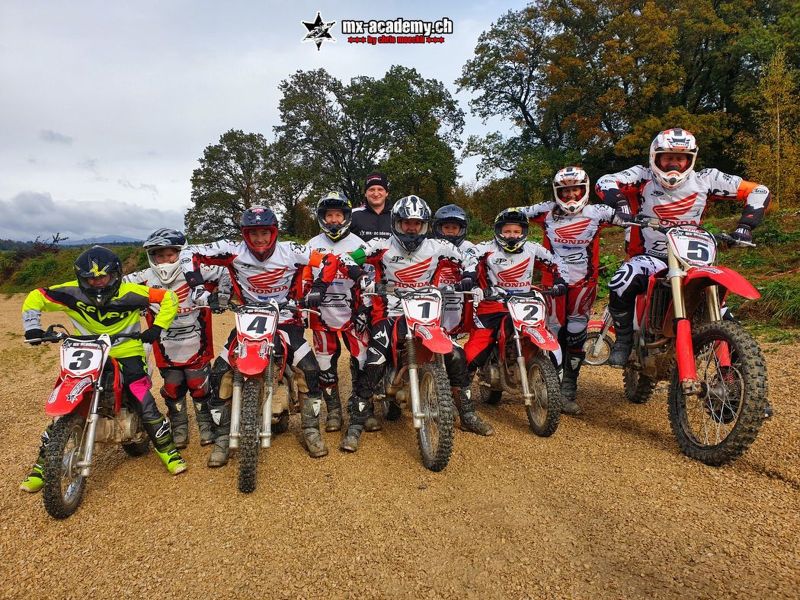 Jugend Motocross: Jugendliche mit Honda Motocross Bikes bei der MX-Academy