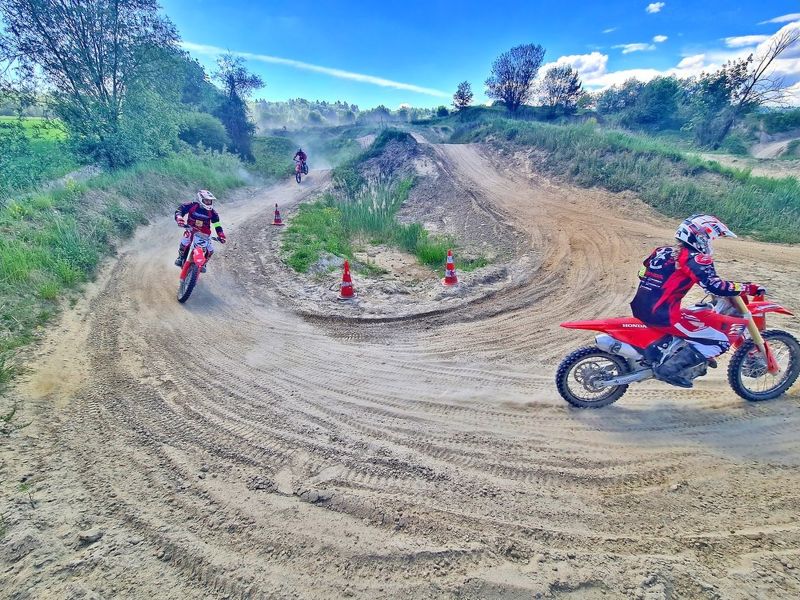 Motocross für Anfänger: Einsteiger im Motocross Schnupperkurs der MX-Academy